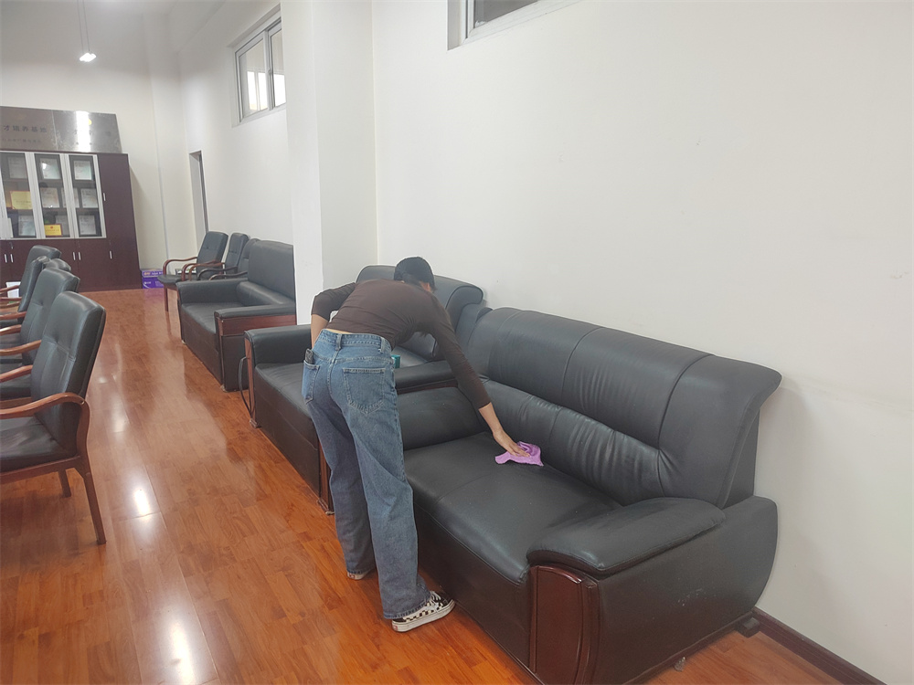 1716372264334021.jpg 党员、入党积极分子打扫学院档案室、会议室 (2).jpg