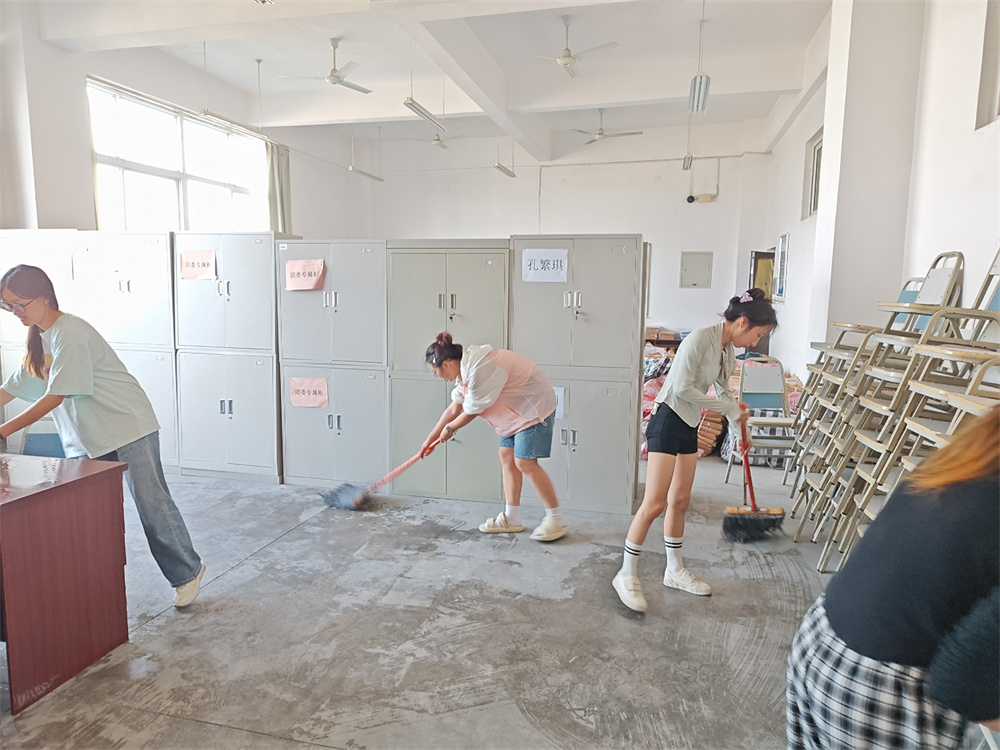 1716372264366871.jpg 党员、入党积极分子打扫学院档案室、会议室 (6).jpg