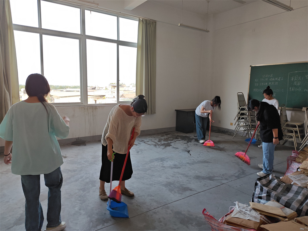 1716372264837111.jpg 党员、入党积极分子打扫学院档案室、会议室 (7).jpg