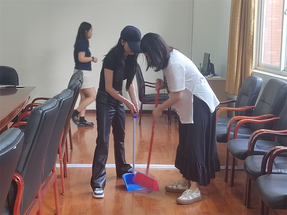 1716372264861660.jpg 党员、入党积极分子打扫学院档案室、会议室 (5).jpg