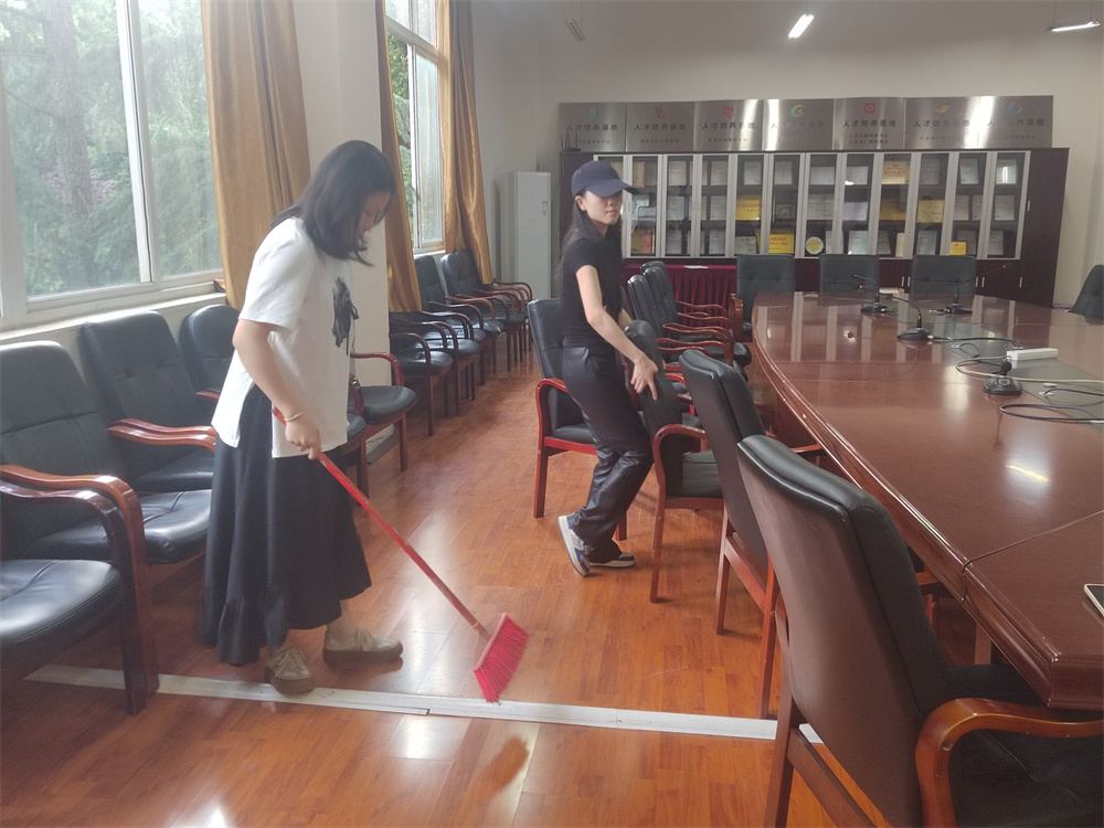 1716372265216717.jpg 党员、入党积极分子打扫学院档案室、会议室 (3).jpg