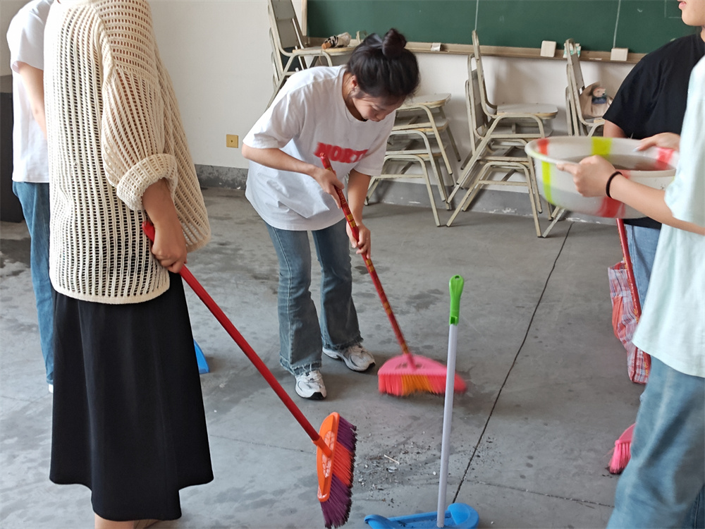 1716372265702889.jpg 党员、入党积极分子打扫学院档案室、会议室 (1).jpg