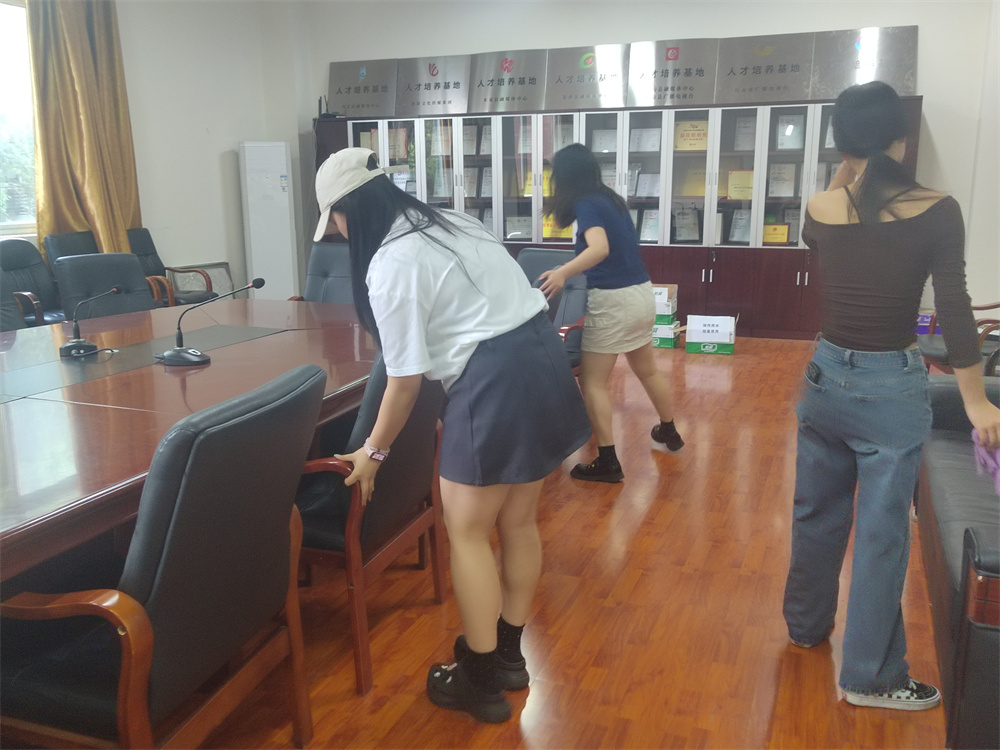 1716372265991183.jpg 党员、入党积极分子打扫学院档案室、会议室 (4).jpg